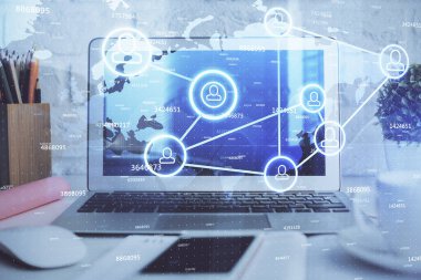 Sosyal ağ hologramıyla birlikte bilgisayar masaüstünde. Çifte maruziyet. Uluslararası insan ilişkileri kavramı.