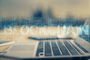 Blockchain temalı holograma ve bilgisayar arkaplanlı masaya çoklu maruz kalma. Bitcoin şifreleme para birimi kavramı.