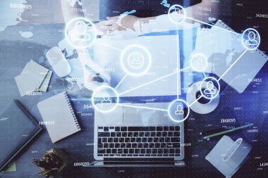 Kadınların el yazısı üzerine sosyal ağ temalı hologram. Uluslararası insanlar birbirine bağlanır. Çift pozlama