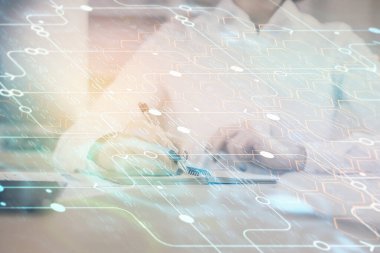 Dijital kodlama simgeleriyle notlar alan ellerin çoklu pozlanması. Bilgisayar öğrenme kavramı.