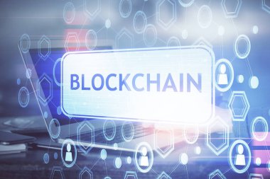 Arka planda bilgisayar üzerinde çalışan bir iş adamıyla engelleme temalı Hud. Kripto zinciri kavramı. Çift pozlama.