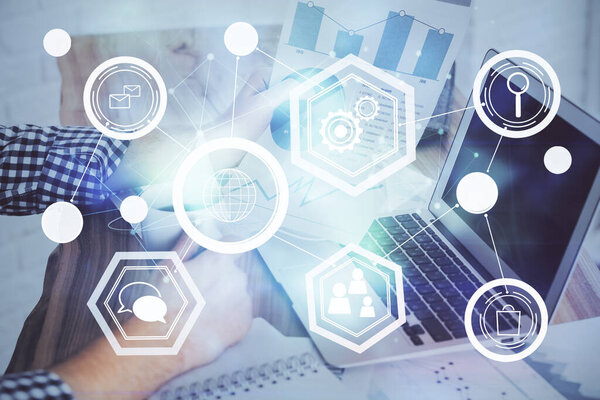 Голограмма медиасети с человеком, работающим на компьютере на заднем плане. Концепция интернет-общения. Двойное воздействие.