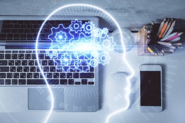 Üst görünüm çalışma masası arka planında bilgisayarla beynin hologramına çoklu pozlama. Büyük veri kavramı.