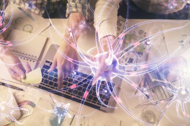 Kadın ve erkeğin birlikte çalışması ve nöron hologramı çizimi. Bilgisayar arkaplanı. Üst Manzara. Eğitim kavramı.