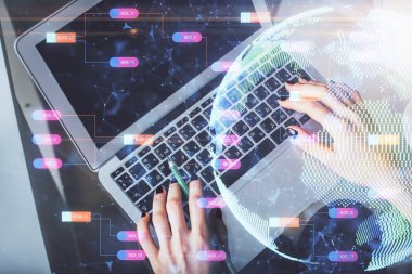 Bilgisayar ve dünya haritası çizimleri üzerinde çalışan kadın elleri çift pozlama. Üst Manzara. Uluslararası iş kavramı.