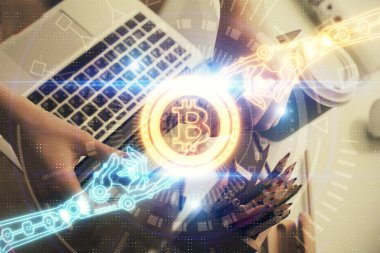 Bilgisayarda ve kripto piyasa temalı hologram çizimlerinde kadın elinin çifte pozu. Engelleme zinciri kavramı.