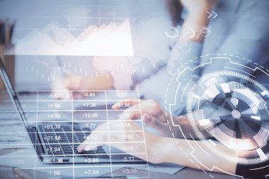 Bilgisayarda ve finansal grafik hologramında yazı yazan kadın ellerine çok maruz kalmış. Borsa analizi kavramı.