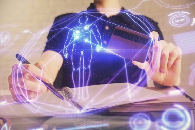 Elinde kredi kartı ve eğitim teması çizimi olan bir adamın çift pozu. Çevrimiçi öğrenim ve E-ticaret kavramı.