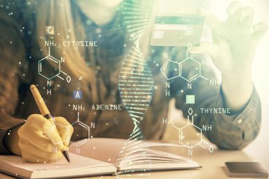 Elinde kredi kartı ve DNA çizimi olan bir kadının online alışverişine çok kez maruz kalmış. Tıp eğitimi E-öğrenme kavramı.