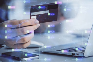 Kredi kartı ve veri temalı hologram çizimi tutan bir kadının online alışverişine iki kez maruz kalışı. E-ticaret kavramı.