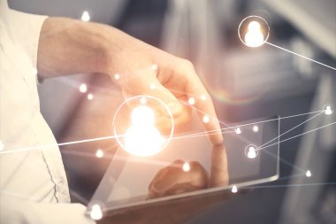 Bir erkeğin elini tutarken ve telefon ve sosyal ağ teması kullanırken çift pozlama.