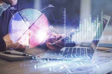 Bir adamın elini tutarken ve bir telefon ve finansal grafik çizimi kullanırken çift pozlama. Analiz kavramı.