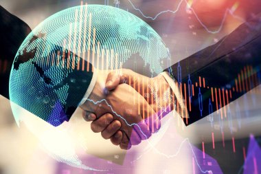 Forx grafik hologramı ve iki adamın el sıkışması. Borsa konsepti.