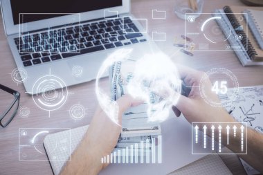 Finansal grafiğe çoklu pozlama hologram, Amerikan dolarları ve insan eli. Analiz kavramı.
