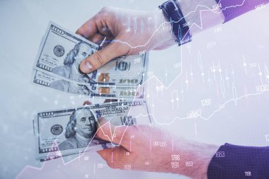 Finansal grafiğe çoklu pozlama hologram, Amerikan dolarları ve insan eli. Analiz kavramı.