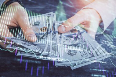 Finansal grafiğe çoklu pozlama hologram, Amerikan dolarları ve insan eli. Analiz kavramı.