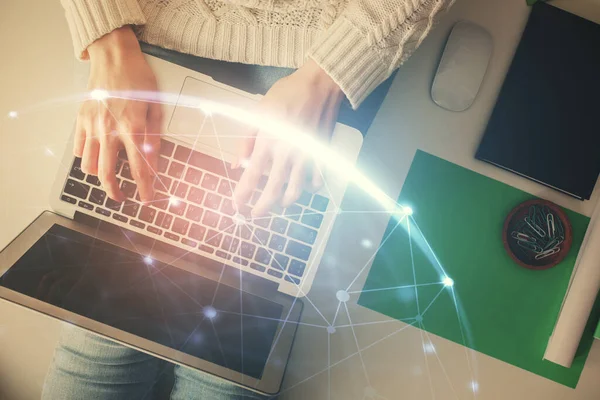 Doble exposición de las manos de las mujeres que trabajan en la computadora y la red social tema holograma dibujo. Vista superior. Concepto de conexión. — Foto de Stock