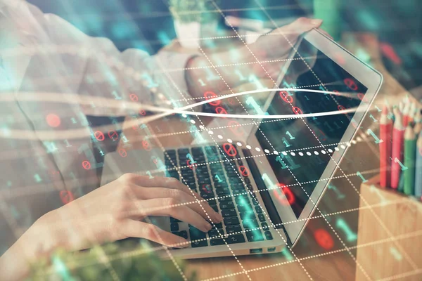 Doble exposición de las manos de la mujer escribiendo en la computadora y el dibujo del holograma gráfico de divisas. Concepto de inversión bursátil. — Foto de Stock