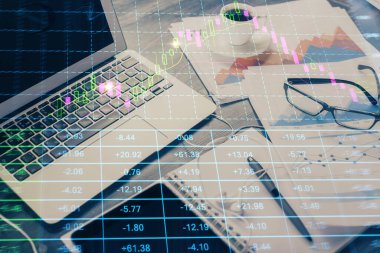 Finansal tablo çizimi ve arka planda bilgisayar olan bir tablo. Çoklu maruz kalma. Uluslararası pazarlar kavramı.