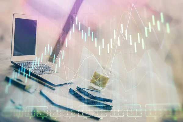 Grafico del mercato azionario ologramma disegnato su sfondo personal computer. Multi esposizione. Concetto di investimento. — Foto Stock