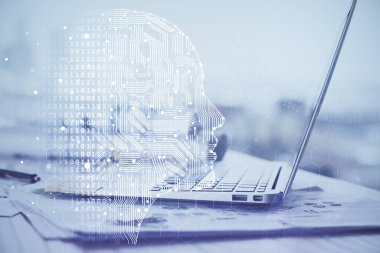 Bilgisayar ve beyin hologramı ile çalışma masasının çoklu açığı. Beyin fırtınası konsepti.