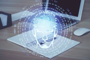 Bilgisayar ve beyin hologramı ile çalışma masasının çoklu açığı. Beyin fırtınası konsepti.