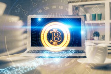 Blockchain temalı holograma ve bilgisayar arkaplanlı masaya çoklu maruz kalma. Bitcoin şifreleme para birimi kavramı.