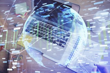 İş simgeleriyle ellerin ve not defterlerinin çifte pozlandırılması.