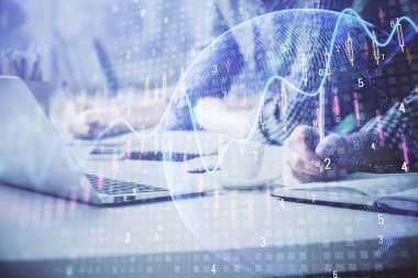 Arka planda bilgisayarda çalışan bir adamla birlikte çok sayıda formasyona maruz kaldık. Pazar analizi kavramı.