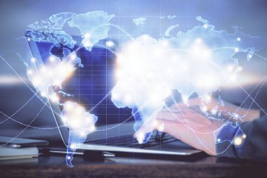 Arka planda dizüstü bilgisayarda çalışan iş adamlarının çoklu pozları. Uluslararası iş hologramı önde. Başarı kavramı.