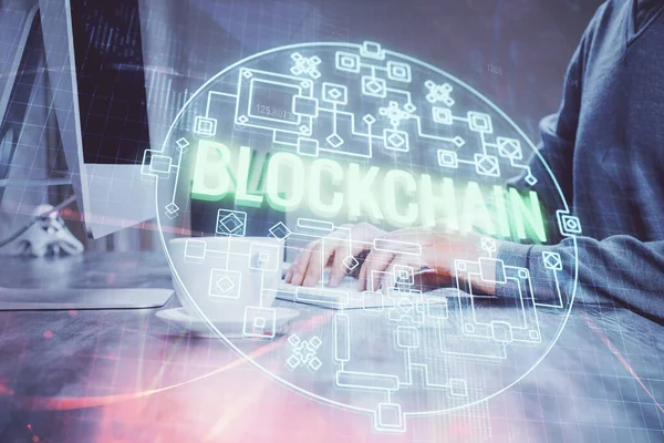 Blockchain hud tema con uomo d'affari che lavora su computer in background. Concetto di catena crittografica. Multi esposizione. — Foto Stock