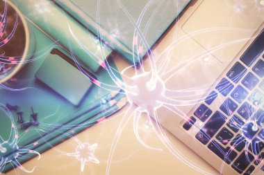 Masaüstü arkaplanındaki bilgisayarın üzerinde nöron hologramı çizimleri. Üst Manzara. Çoklu maruz kalma. Eğitim kavramı.