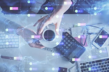 Kadın ve erkeğin birlikte çalışması ve veri temalı hologram çizimi. Bilgisayar arkaplanı. Üst Görünüm.