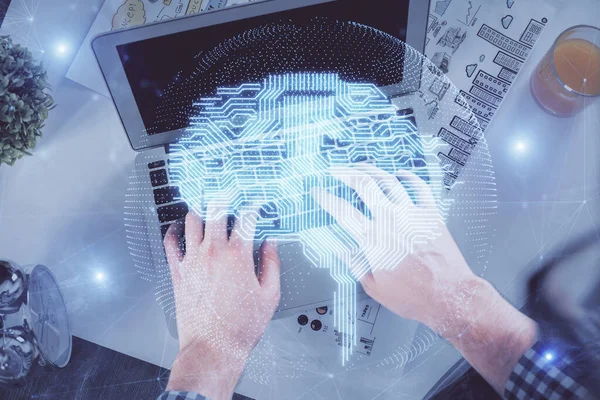 Dvojité vystavení mužských rukou psaní přes počítačovou klávesnici a kreslení hologramu mozku. Horní pohled. Koncept Ai a datové technologie. — Stock fotografie