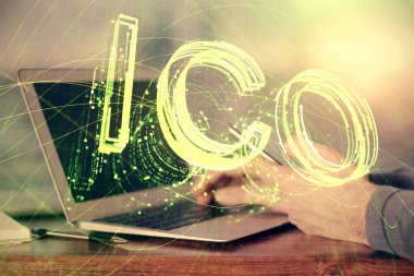 Erkeklerin el ele tutuşmalarının ve telefon ve kripto para birimi engelleme teması çiziminin iki kez görüntülenmesi.