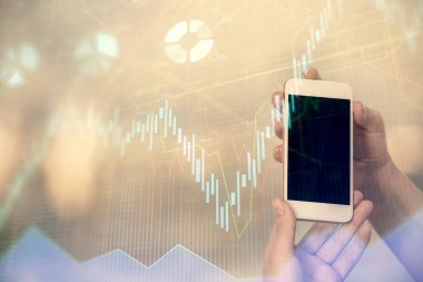 Ön x çizelgesine çift pozlama, hologram çizimi ve cep telefonu kullanan bir kadın. Borsa konsepti.