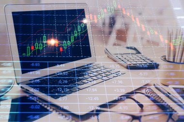 Borsa grafiği ve bilgisayar geçmişi olan tablolar. Çoklu maruz kalma. Mali analiz kavramı.