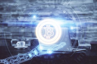 Engelleme zincirine ve kripto ekonomi temalı holograma ve bilgisayar arkaplanlı masaya çoklu maruz kalma. Bitcoin kripto para kavramı.