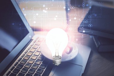 Bilgisayar ofisinde ampul simgesi hologramıyla birlikte. Çifte maruziyet. Fikir kavramı.