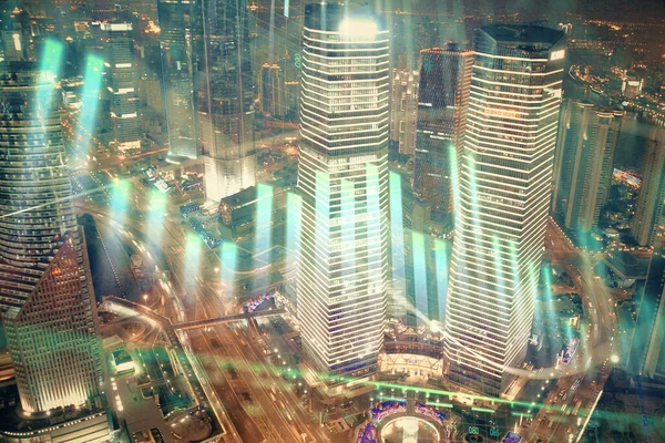 Financiële grafiek op de stad scape met hoge gebouwen achtergrond multi exposure. Analyse concept. — Stockfoto