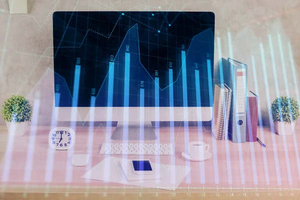 Hologramm eines Devisengraphen auf einem Tisch mit Computerhintergrund. Doppelbelichtung. Konzept der Finanzmärkte. — Stockfoto
