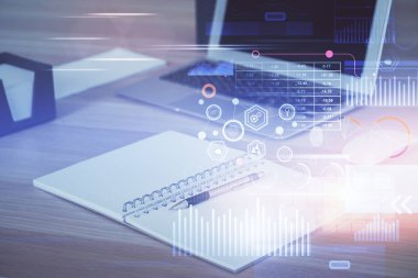 Bilgisayar ve teknoloji temalı holograma çifte maruz kalma. Serbest çalışma kavramı.