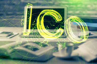 Blockchain temalı holograma ve bilgisayar arkaplanlı masaya çoklu maruz kalma. Bitcoin şifreleme para birimi kavramı.