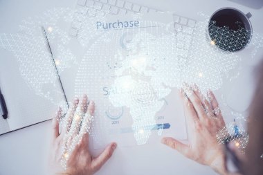 İş simgeleriyle ellerin ve not defterlerinin çifte pozlandırılması.