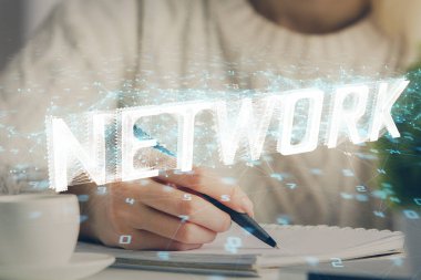 Veri çözeltisi hologramı ile arka plan üzerine yazılan ellere çoklu maruz kalma. Teknoloji konsepti.