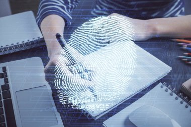 Not alan ellerin üzerinde mavi parmak izi hologramı. Güvenlik kavramı. Çift pozlama