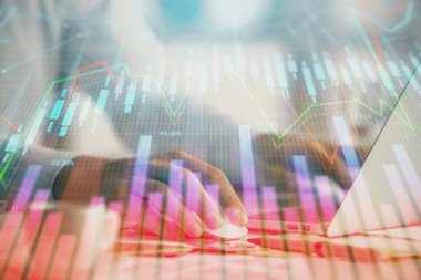 Arka planda bilgisayarda çalışan bir adamla ön x grafiğine iki kez maruz kalıyoruz. Pazar analizi kavramı.