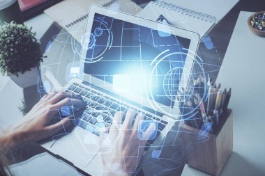 Arka planda bilgisayarla çalışan bir adamın bulunduğu medya ağı temalı hologram. İnternet iletişimi kavramı. Çift pozlama.