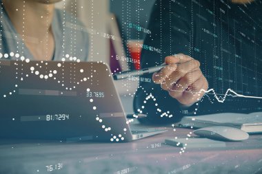 Veri temalı hologramın arka planda bilgisayar üzerinde çalışan bir adamla çoklu pozlandırılması. Yenilik kavramı.