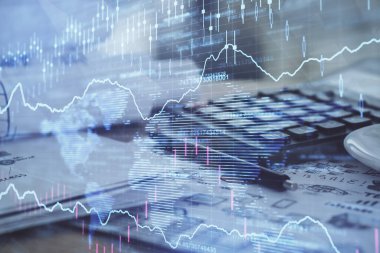 Finansal şema çizimleri ve açık defter arkaplanı olan bir masa. Önx pazarı kavramı